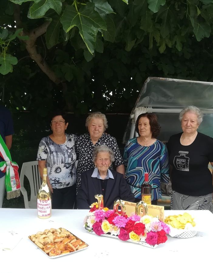 A Bubbio c'è una nuova centenaria, Angela Petrini è stata festeggiata da amici, parenti e autorità