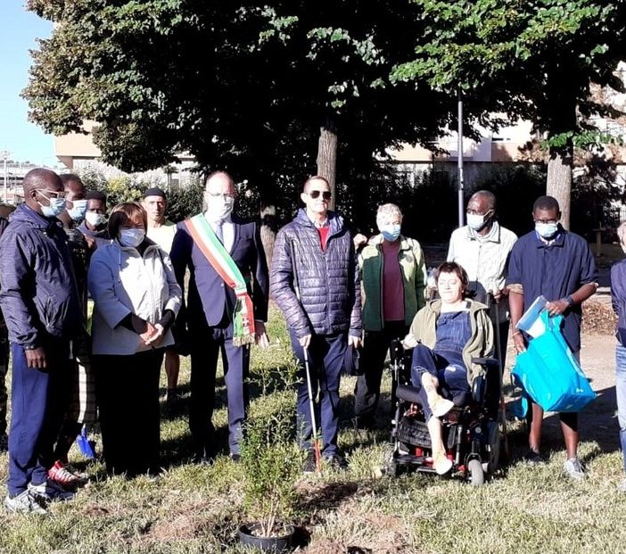 Un melograno, piantato nei giardini di via Omedè, ricorderà i senegalesi morti nel tentativo di raggiungere l’Italia