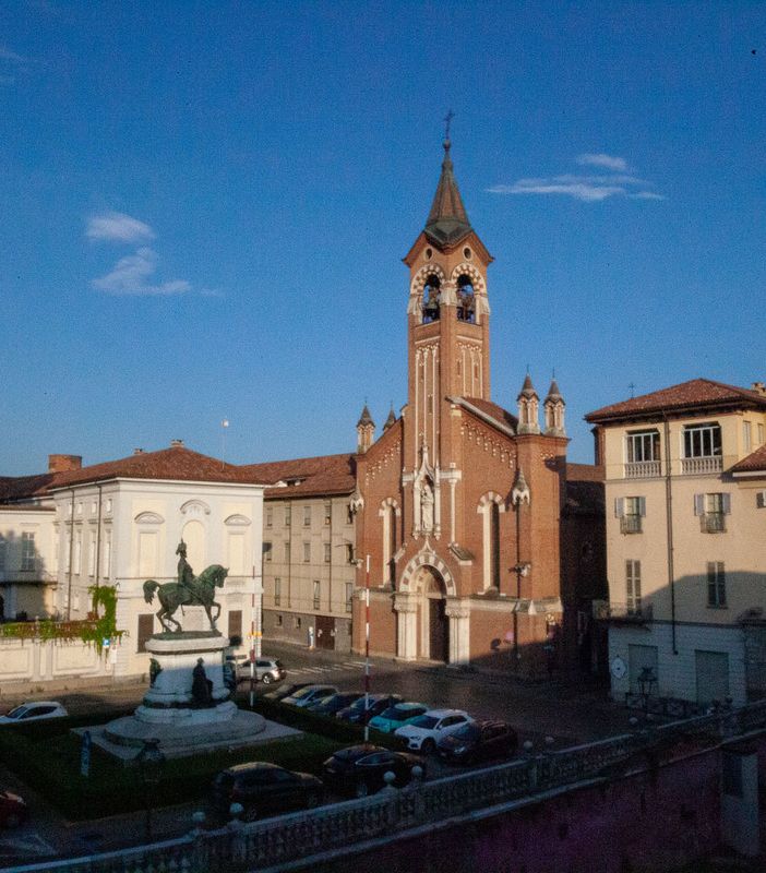Piazza Cairoli, uno dei molti punti di interesse turistico della città di Asti