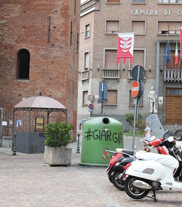 Angela Motta: &quot;Via la campana del vetro vandalizzata sotto la Torre Troyana di Asti&quot;