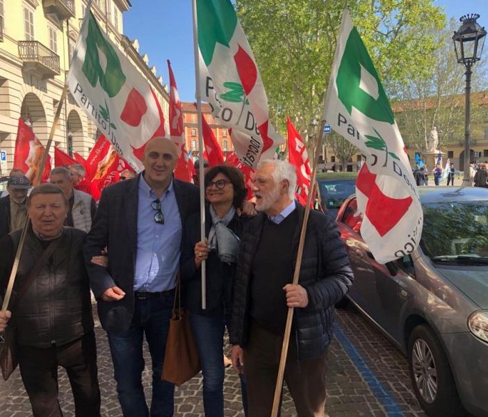 Immagine d'archivio di Piero Vercelli, con alcuni compagni di partito, in corteo al Primo Maggio