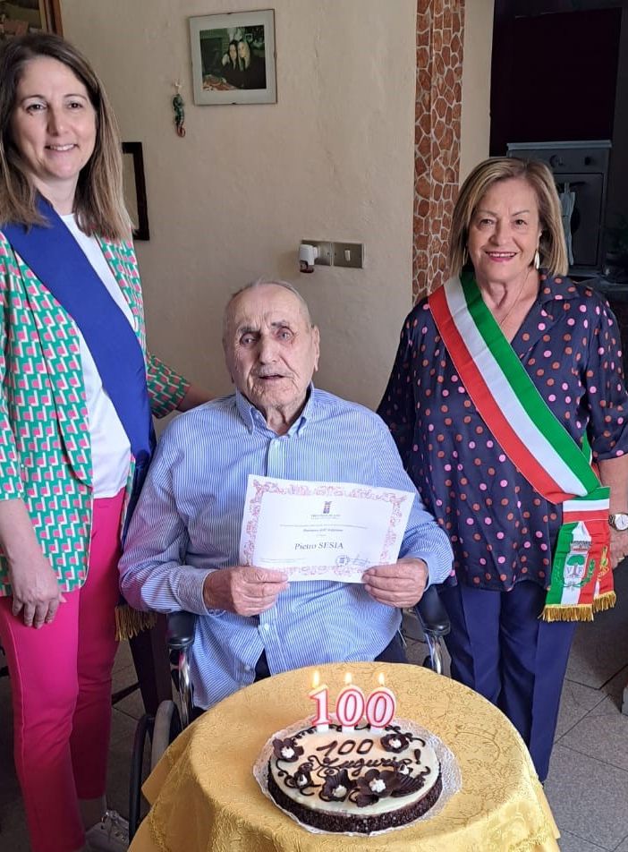 Il neo centenario con le autorità presenti
