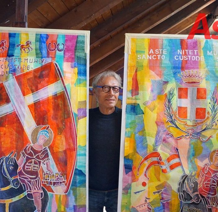 L'artista astigiano Filippo Pinsoglio, Maestro del Palio 2021, in cosa tra i due drappi da lui realizzati