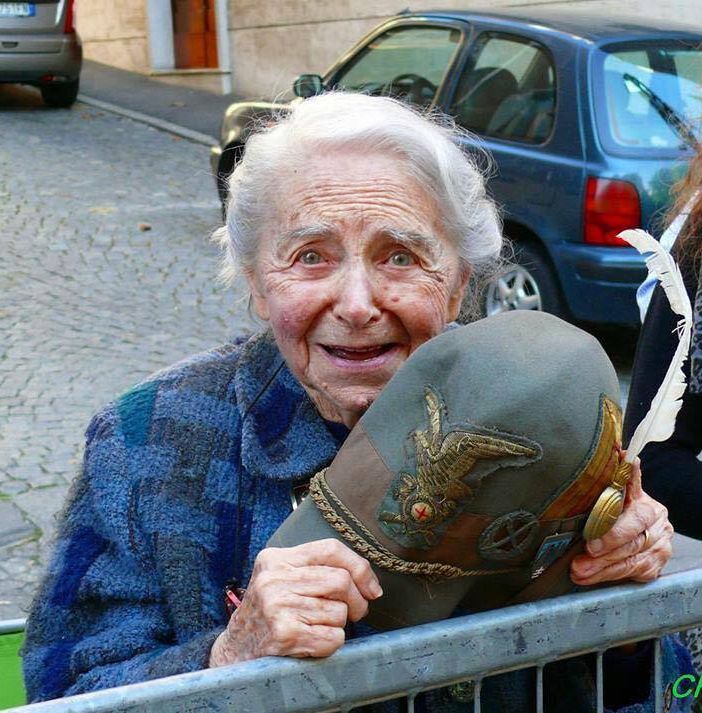 La foto, che abbiamo tratto dalla pagina Facebook del trimestrale &quot;Astigiani&quot;, che fece il giro del web