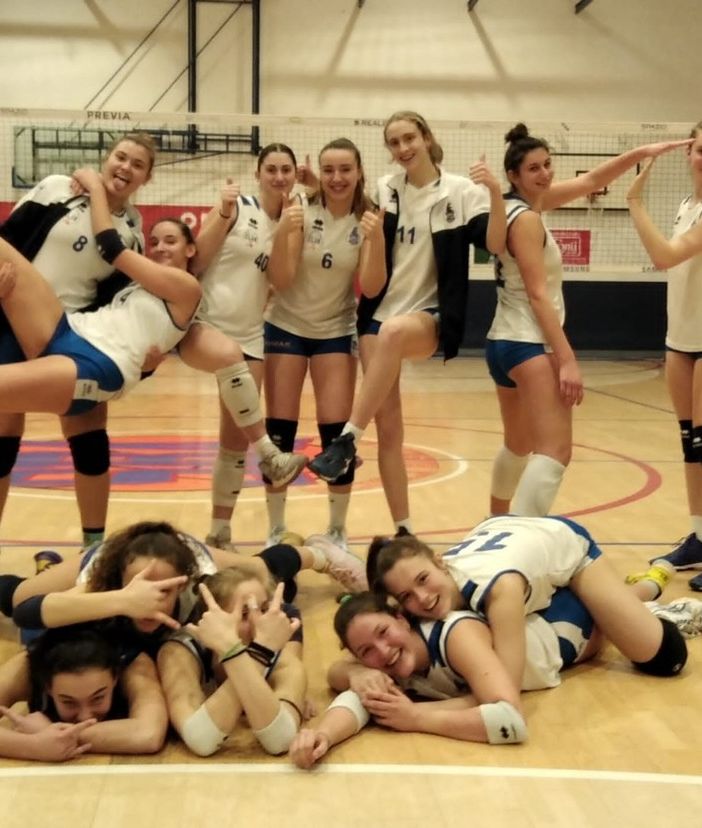 Un'immagine scherzosa delle atlete del Club76 Playasti impegnata nel campionato di serie C