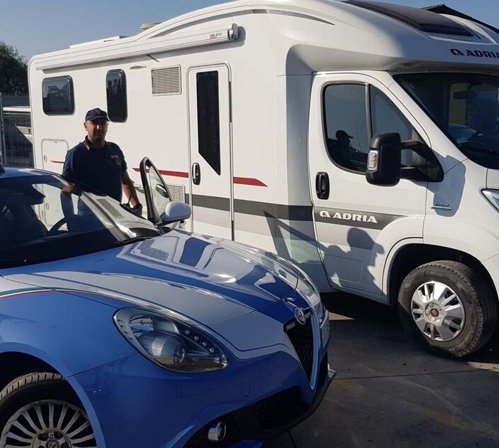 Quattro persone ai domicilari per truffe sulla compravendita di camper