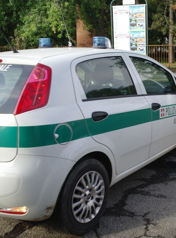 Litigano dopo banale incidente, uno dei due finisce al pronto soccorso, interviene la polizia locale