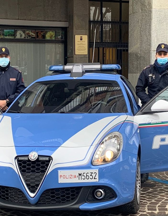 Pattuglia della Squadra Volante di fronte alla Provincia di Asti