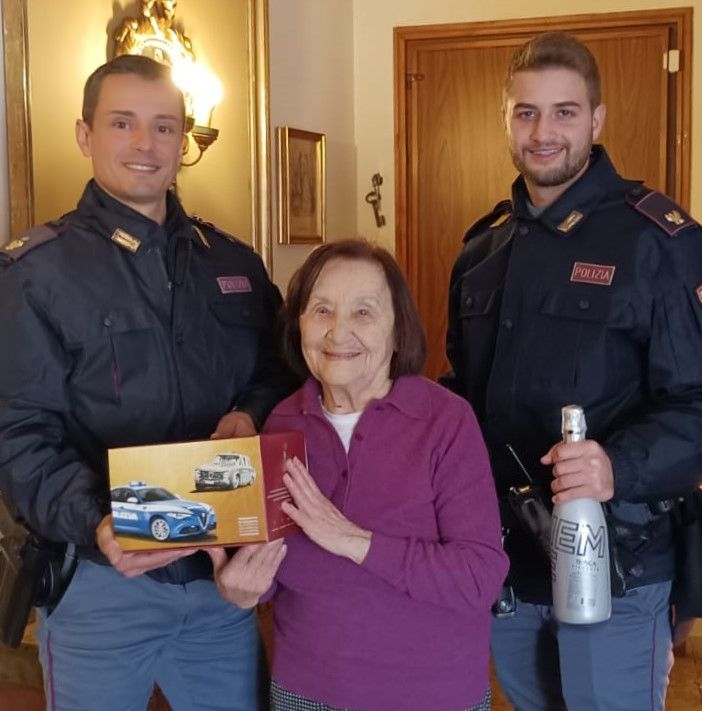 Gli auguri della Polizia a una centenaria astigiana