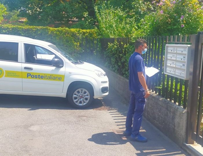 Un portalettere di Poste Italiane