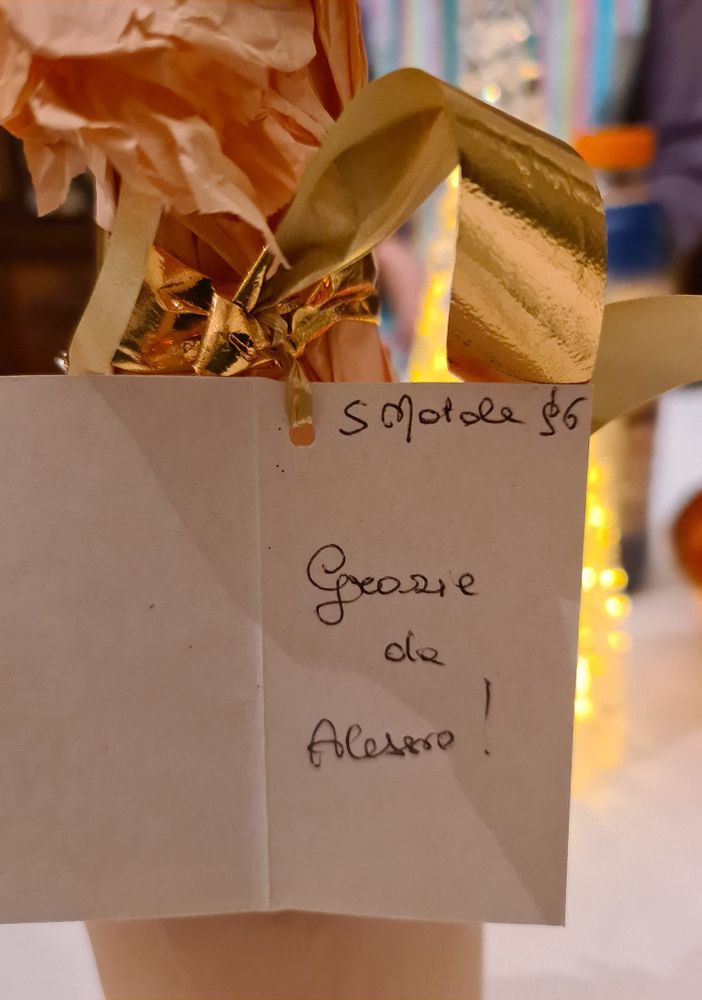 Il biglietto di ringraziamento, risalente al 1996, che accompagna la bottiglia donata