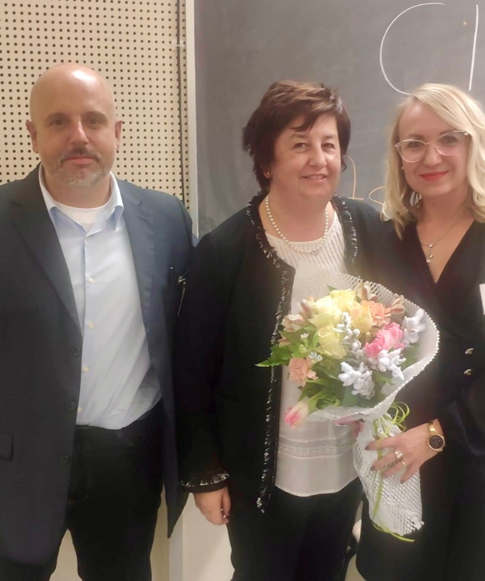 Beta Trajkova (a destra, con i fiori), confermata Segretario Territoriale del lavoratori postali CISL