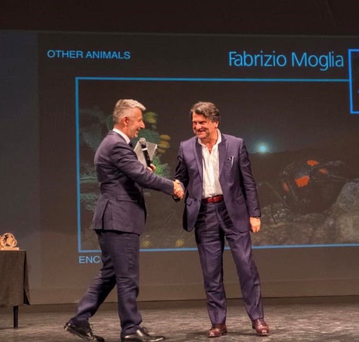 Un'immagine (tratta dalla pagina Facebook del fotografo) della premiazione di Moglia