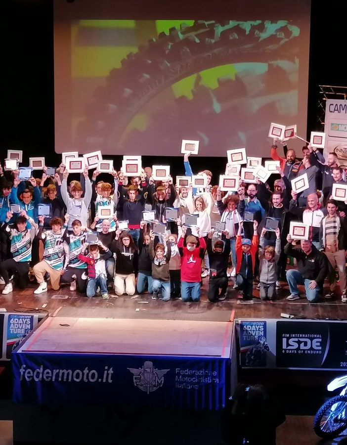 Foto di gruppo per i premiati del Motoclub Alfieri