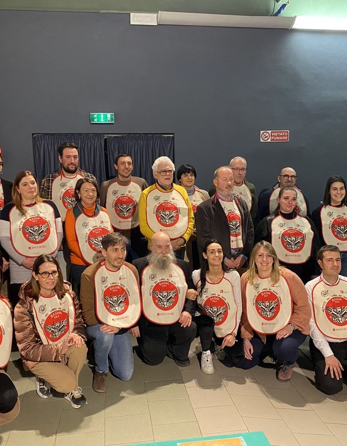 Foto di gruppo dei gestori e titolari dei migliori locali del Bagna Cauda Day 2023, secondo il sondaggio &quot;Vota la bagna&quot;