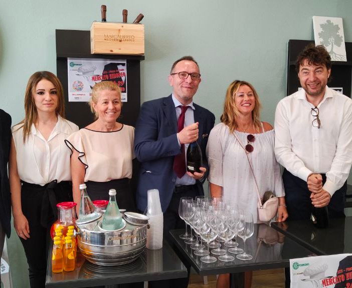 Nell'immagine, da sinistra a destra: il direttore di Confesercenti Paolo Contardi, due impiegate dell'associazione di categoria, il vicesindaco Marcello Coppo, l'assessore Loretta Bologna e il presidente di Confesercenti Asti Andrea Visconti