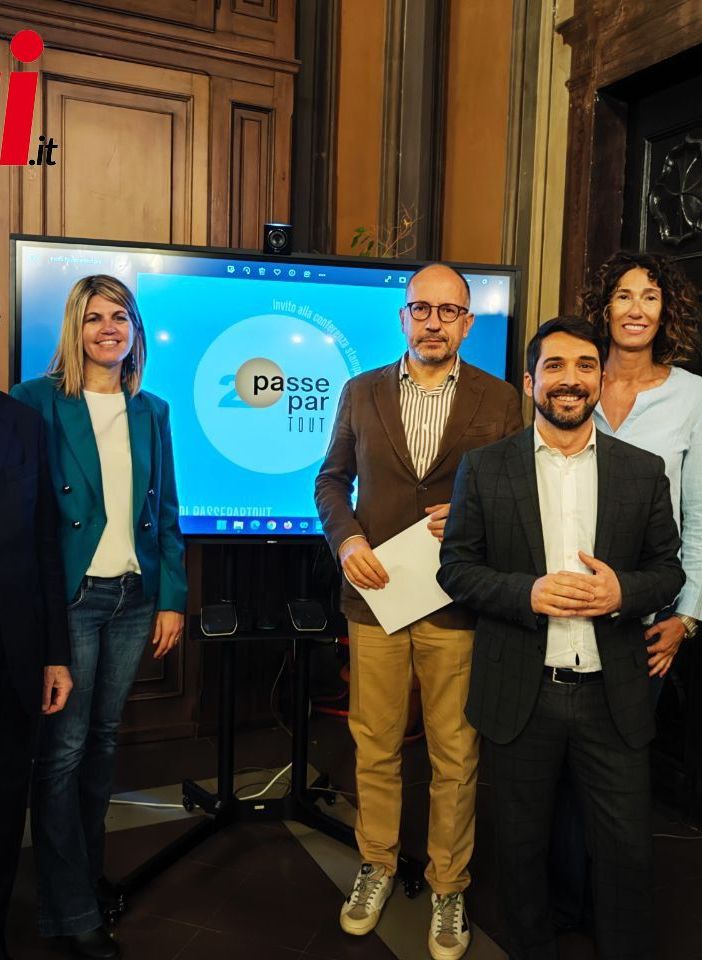 Nell'immagine, da sinistra a destra: il direttore scientifico del Festival Alberto Sinigaglia, la direttrice della Biblioteca Astense Alessia Conti, il sindaco Rasero, l'assessore alla Cultura Paride Candelaresi e la presidente della Biblioteca Roberta Bellesini