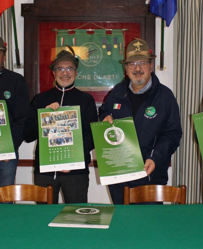 Un momento della presentazione del “Calendario 2022” con (da sinistra) il vice presidente Massimo Lavagnino, il direttore editoriale della rivista Penne Nere Astigiane Gianni Faita, il presidente Fabrizio Pighin e il segretario Francesco Marzo