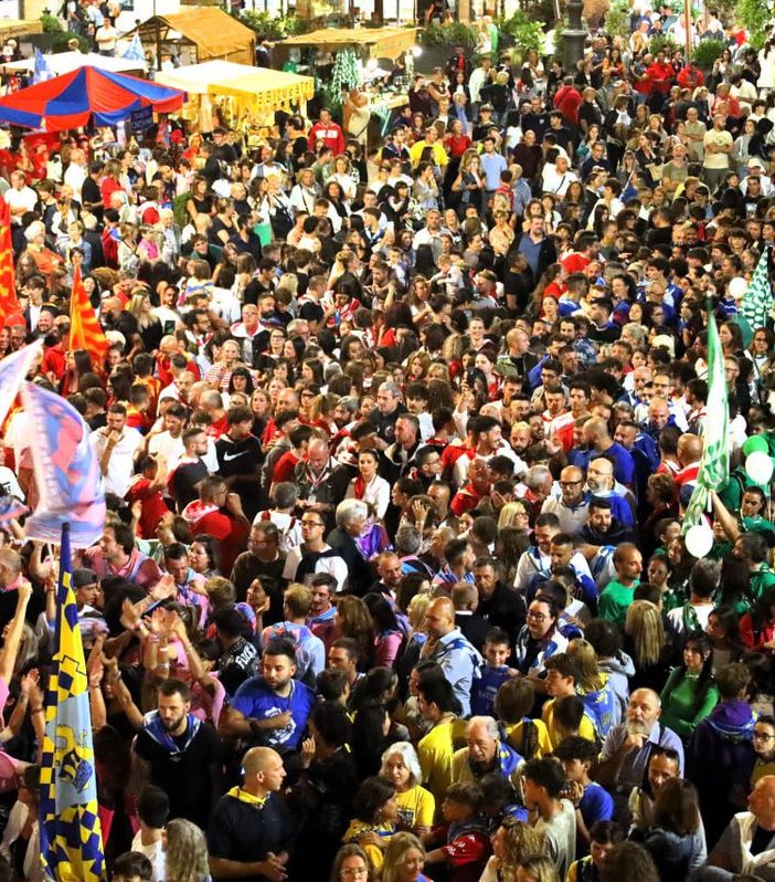 I colori del Palio invadono piazza San Secondo [GALLERIA FOTOGRAFICA E VIDEO]