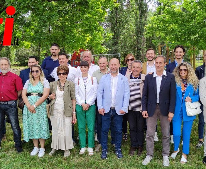 Foto di gruppo, con il candidato sindaco Crivelli, l'avvocato Alberto Pasta e il consigliere regionale Sean Sacco, per i candidati M5S