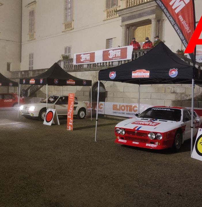 Alcune auto 'storiche' parcheggiate nel piazzale antistante il castello di Costigliole d'Asti