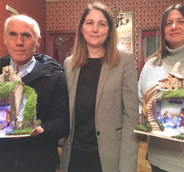 Il presepista Andrea Bruzzese con Anna Macchia e Anna Rabino