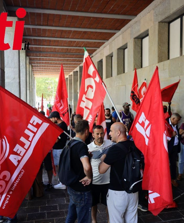 Alcuni partecipanti al presidio organizzato dalla CGIL (per questa immagine, come per tutte quelle presenti in questo articolo, ph. Merfephoto - Efrem Zanchettin)
