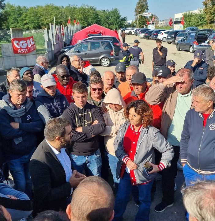 Immagine d'archivio del presidio di fronte ai cancelli del macello. Si riconoscono il deputato Marco Grimaldi e la Segretaria Flai Cgil Letizia Capparelli