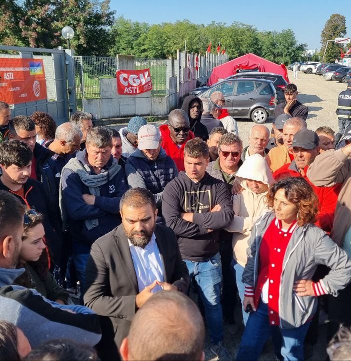 Muro contro muro alla ex Fortes di Baldichieri, sul posto anche polizia e carabinieri [FOTO E VIDEO]
