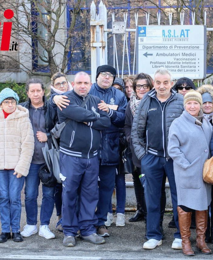 Il gruppo di lavoratori in attesa di notizie davanti alla sede Asl AT (ph. Merfephoto - Efrem Zanchettin)