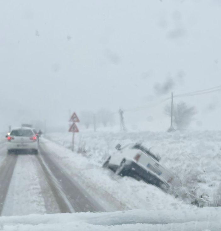 Un mezzo uscito di strada a causa della neve