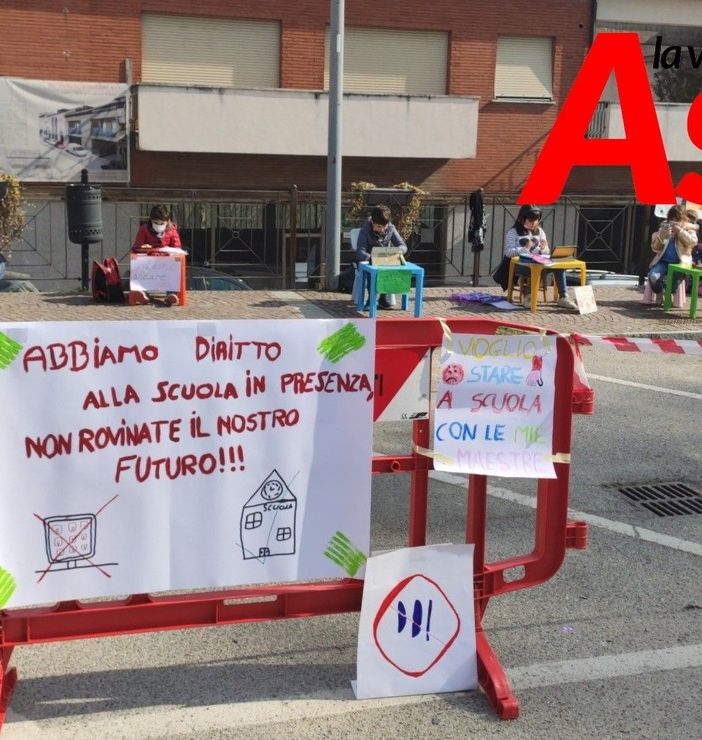 Gli studenti costigliolesi sono scesi in piazza contro la DAD [GALLERIA FOTO E VIDEO]