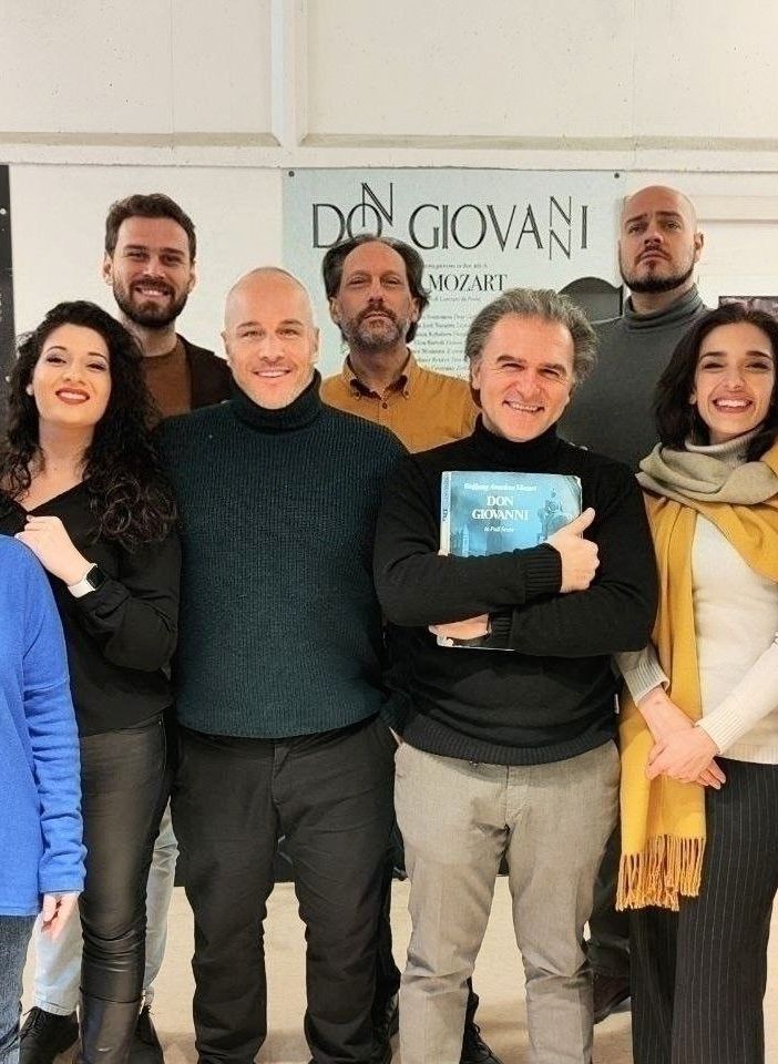 Foto di gruppo a margine delle prove del “Don Giovanni”. Sono ritratti, tra gli altri, il maestro concertatore e direttore Stefano Giaroli (con lo spartito), il regista Renato Buonajuto alla sua destra ed Enrico Iviglia (ultimo a destra)