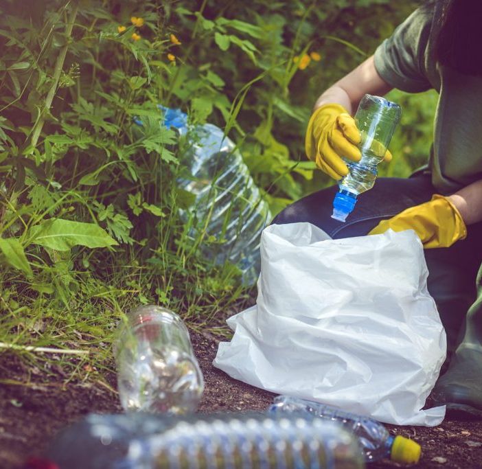 Giovani volontari puliscono i parchi ad Asti. Si inizia giovedì 22 luglio al parco Bramante