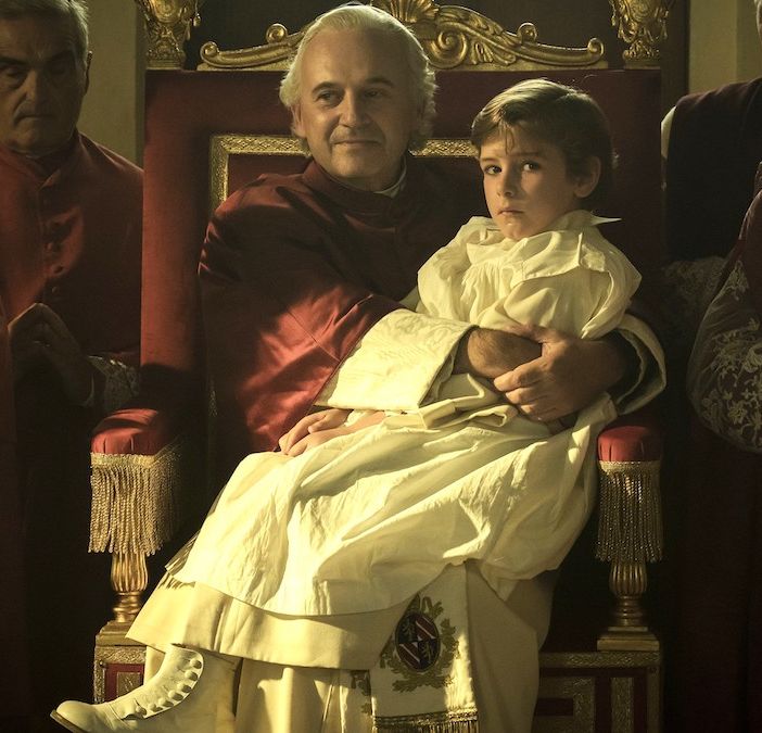 Un'immagine di scena da &quot;Rapito&quot; con Paolo Pierobon (il papa Pio IX) e l'esordiente Enea Sala