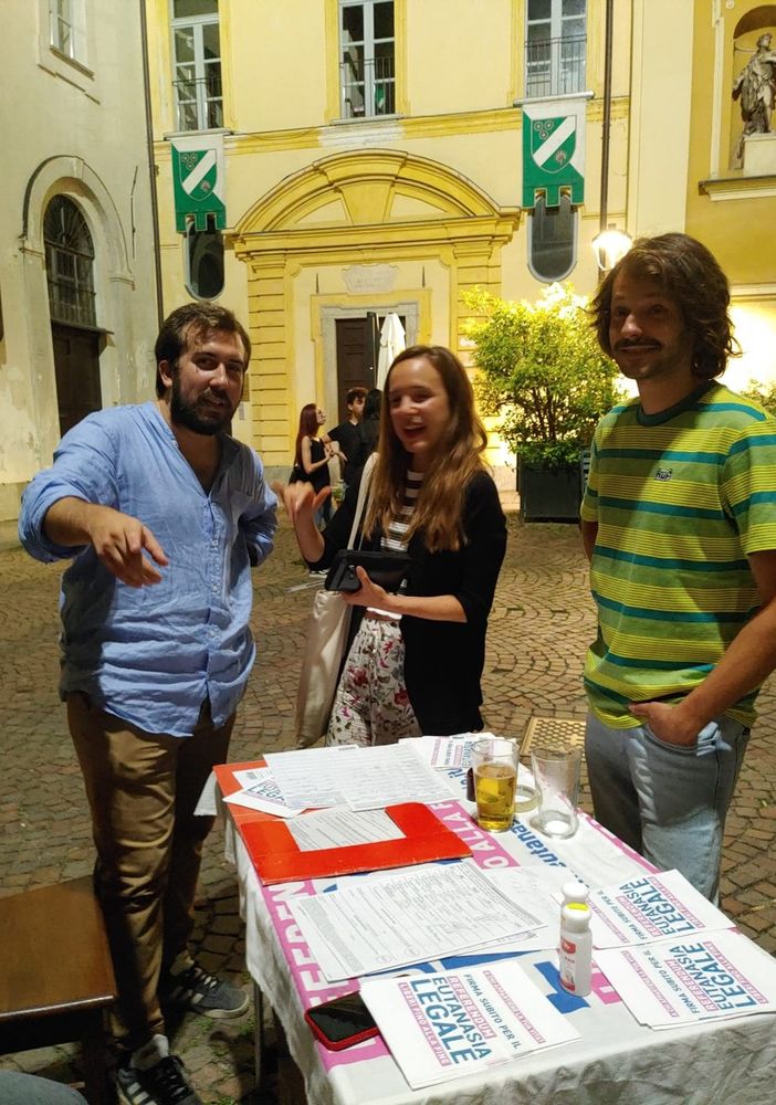 Il banchetto di raccolta firme per il referendum sull'eutanasia legale