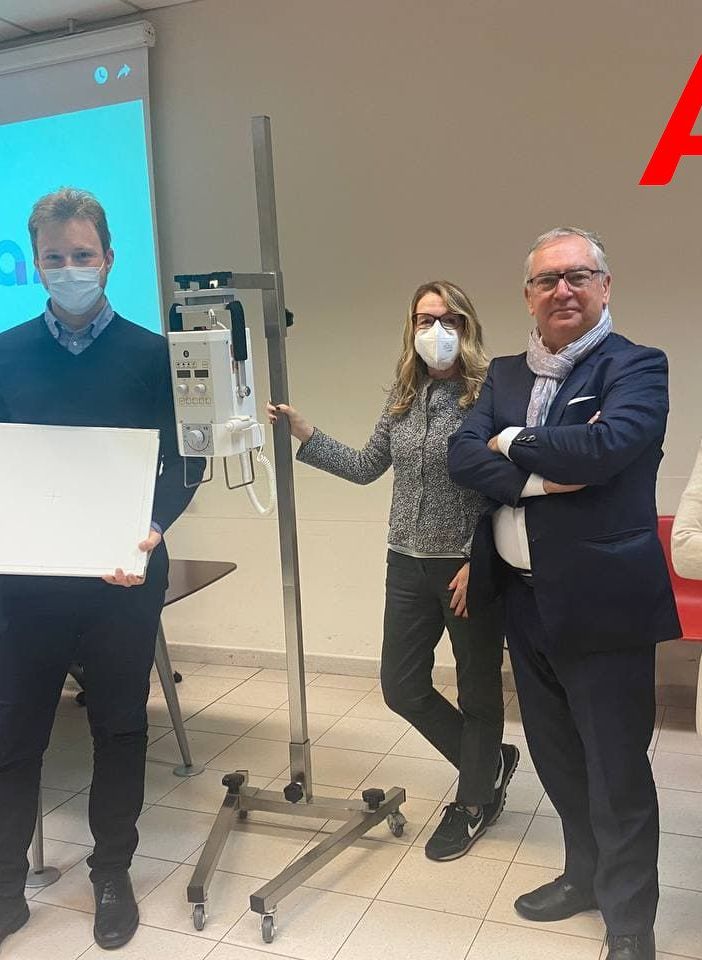 Due immagini della presentazione del servizio di Radiologia domiciliare