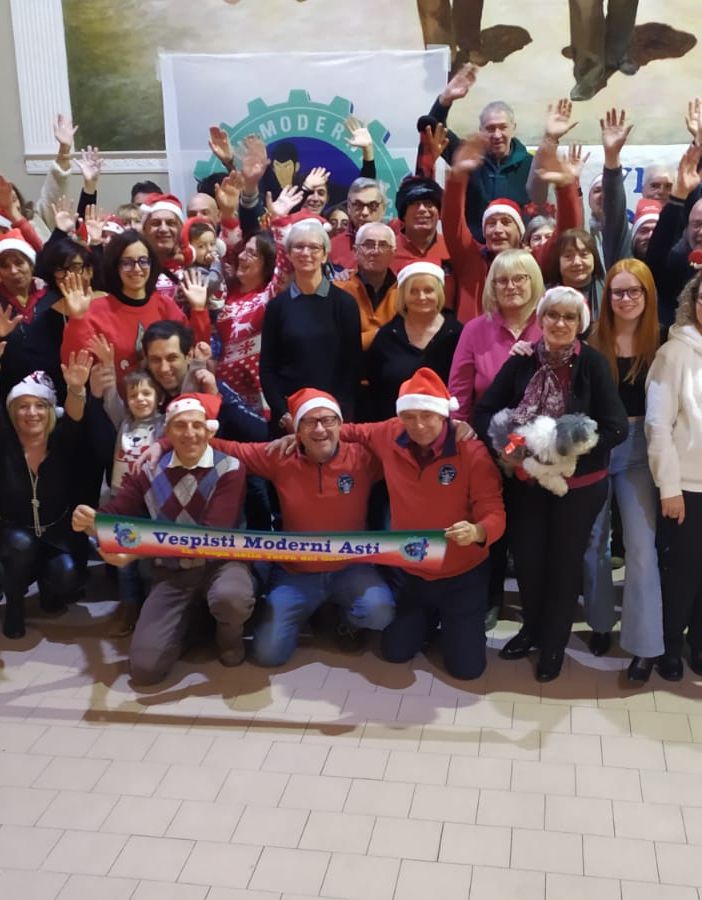 Foto di gruppo per i partecipanti alla serata dei Vespisti Moderni