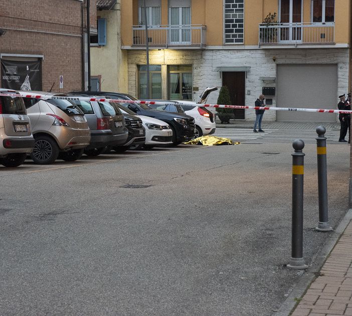I rilievi dei carabinieri subito dopo la rapina. Sotto il telo, il corpo senza vita di uno dei rapinatori I rilievi dei carabinieri subito dopo la rapina. Sotto il telo, il corpo senza vita di uno dei rapinatori