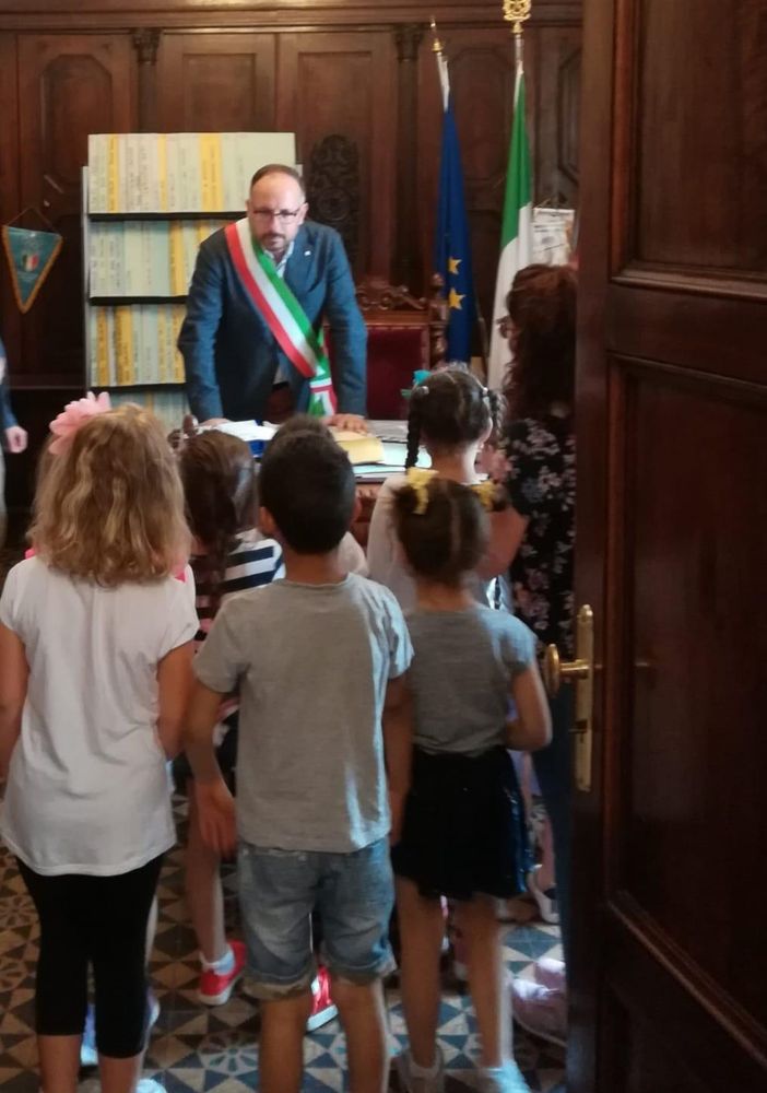 Il sindaco Rasero con alcuni bimbi