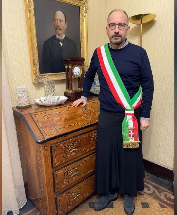 Il sindaco di Asti nella foto postata sui suoi profili social