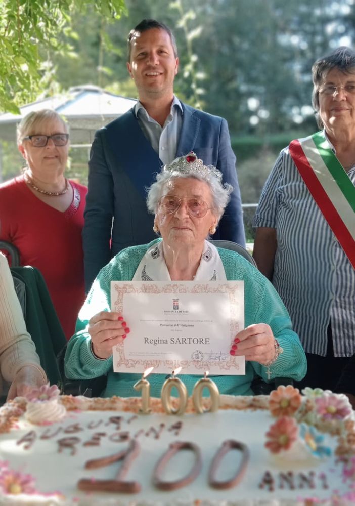 La neo centenaria con le autorità presenti, la sorella e il nipote