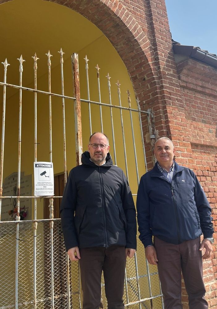 Il sindaco Rasero e l'assessore Ferrero di fronte al cimitero di Montegrosso Cinaglio