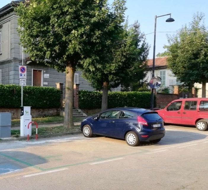 La colonnina di ricarica installata a Villafranca