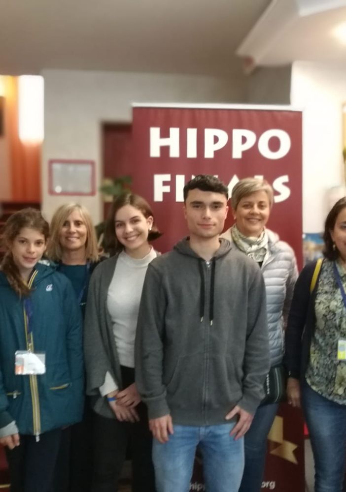 Riccardo con le altre studentesse della finale di Jesolo e la professoressa Sigismondi