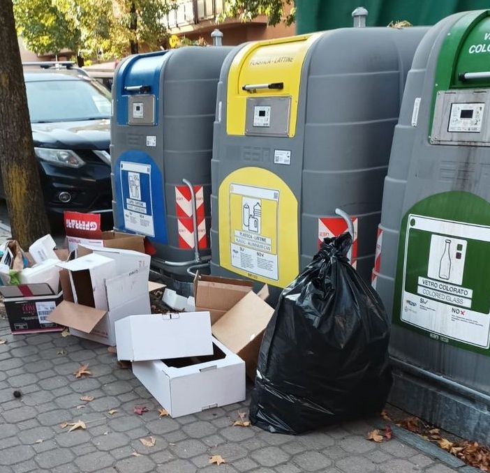 Rifiuti abbandonati vicino a una delle 'isole ecologiche' di corso Savona