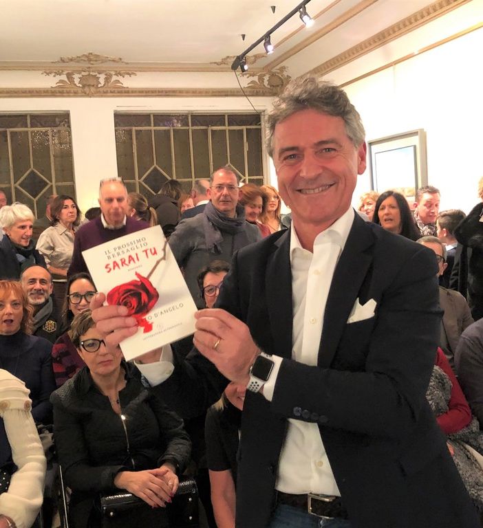 L'astigiano Roberto D'Angelo ieri, durante la presentazione del suo nuovo romanzo