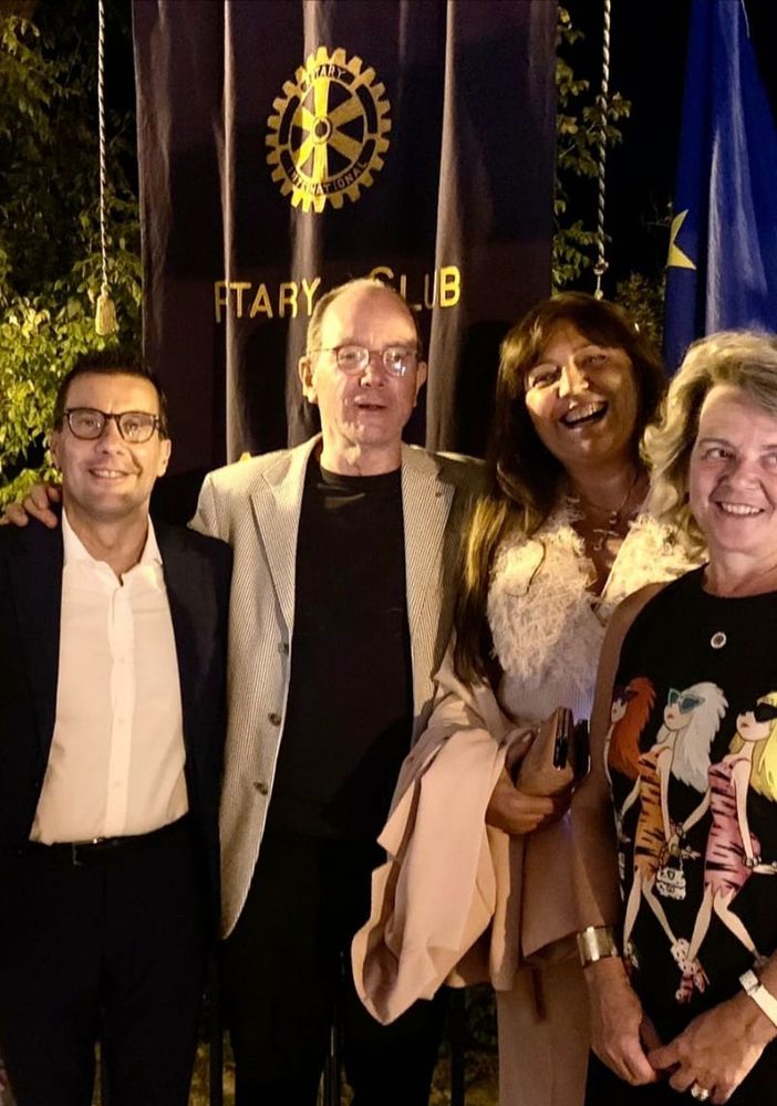 Al centro dell'immagine Roberto Daneo e il presidente Lions Club Luigi Florio
