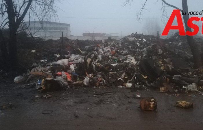 Macerie dopo un incendio al campo nomadi di via Guerra (immagine d'archivio)
