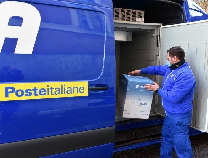 Poste Italiane consegna ad Asti i vaccini Moderna